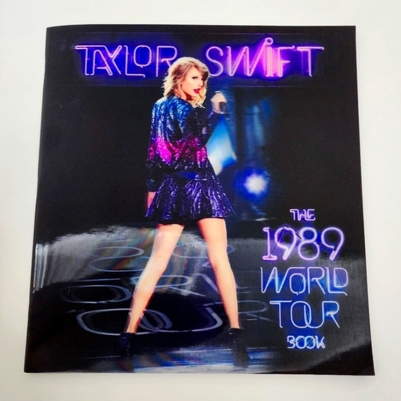 Taylor Swift 1989 World Tour Holographic Cover Official Tour Book - Picture 1 of 9